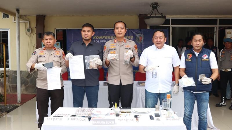 Polsek Metro Gambir mengamankan tiga tersangka dan ratusan gram sabu dari jaringan narkotika lintas Jakarta dan Depok.