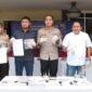 Polsek Metro Gambir mengamankan tiga tersangka dan ratusan gram sabu dari jaringan narkotika lintas Jakarta dan Depok.