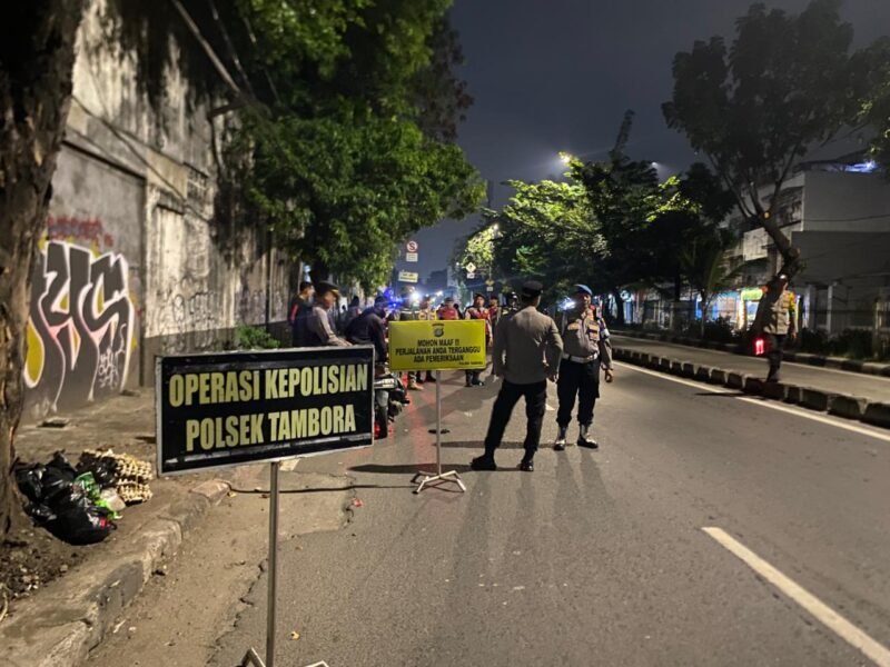 Polsek Tambora menggelar operasi cipta kondusif untuk menjaga keamanan dan ketertiban masyarakat di wilayah Jakarta Barat.
